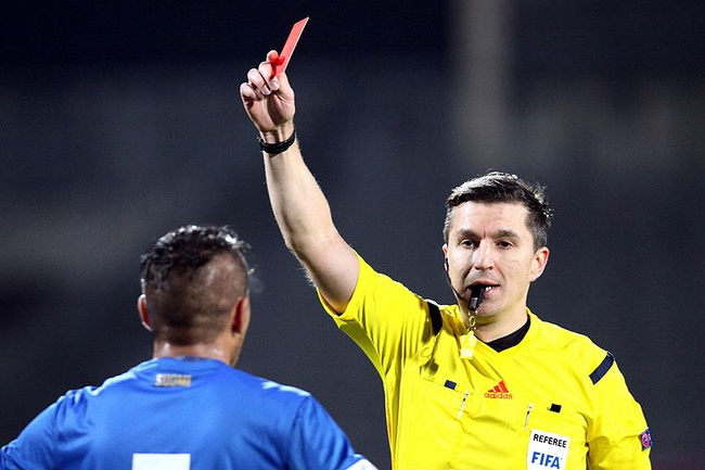 Video Assistant Referees (VAR) im Fußball
