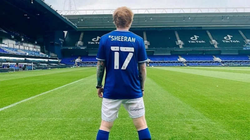 Ed Sheeran in den Kader der League One von Ipswich Town aufgenommen Die besten Fußballmomente der Welt