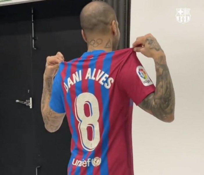 Warum trägt Dani Alves das Trikot Nr. 8 für Barcelona?