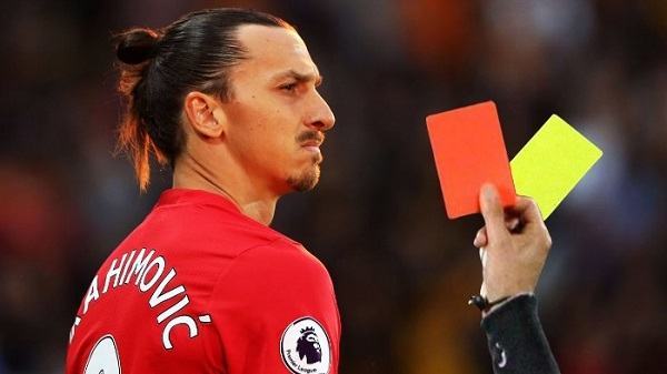 Was bedeutet eine rote Karte im Fußball?
