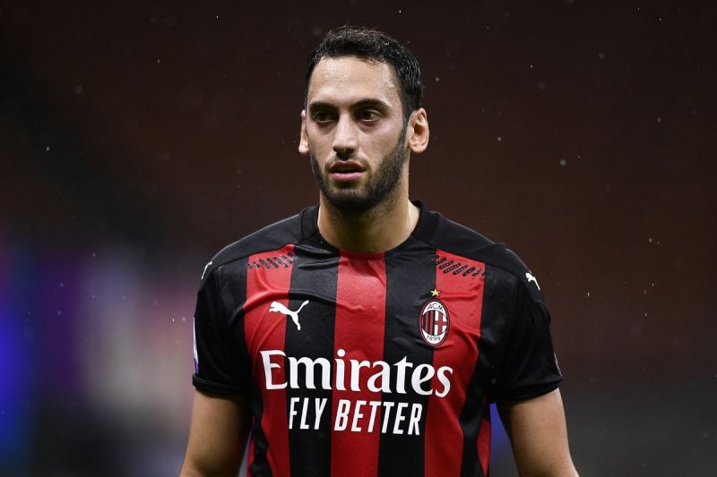 Calhanoglu verlässt Milan und wechselt zu Inter mit einem Dreijahresvertrag